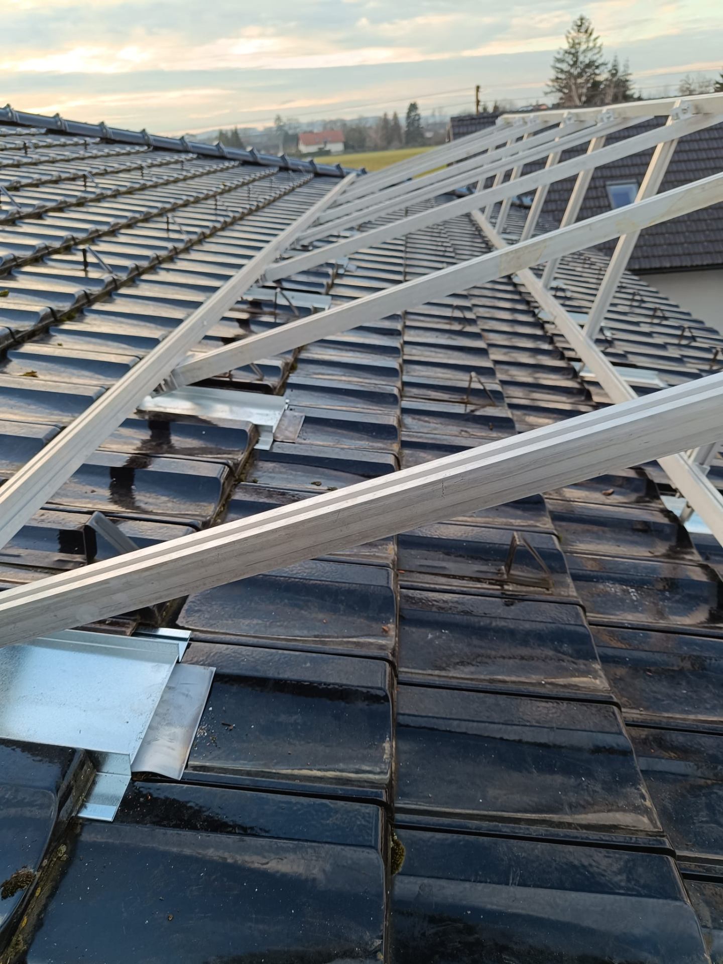 Maßgefertigte Aluminium-Unterkonstruktion im Kreuzverband als Stahlbau-Sonderlösung auf einem Ziegeldach